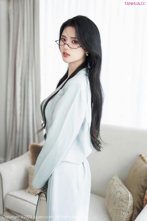 李浅浅  [XiuRen]高清写真图 2023.11.23 No.7708 浅浅Danny 长裙美腿第11张图片